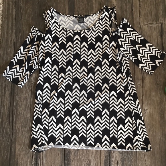 Cold shoulder cut out black & white chevron pattern blouse shirt - Picture 3 of 6
